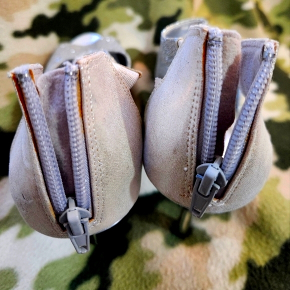 Fioni Night Pumps Silver Heels Size 9 - Picture 5 of 14